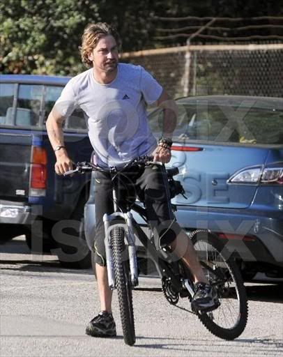 Gerard Butler Bikes with a Buddy - LA, 13 Jun 11 ISOPIXcycling11