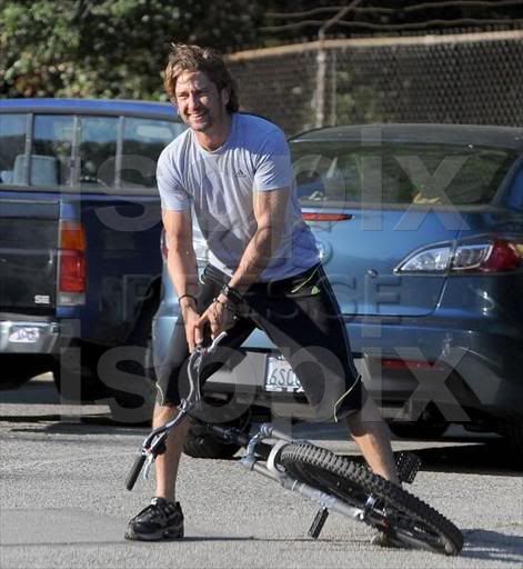 Gerard Butler Bikes with a Buddy - LA, 13 Jun 11 ISOPIXcycling12