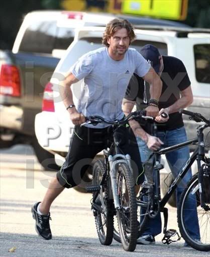 Gerard Butler Bikes with a Buddy - LA, 13 Jun 11 ISOPIXcycling14