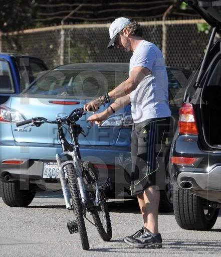 Gerard Butler Bikes with a Buddy - LA, 13 Jun 11 ISOPIXcycling17