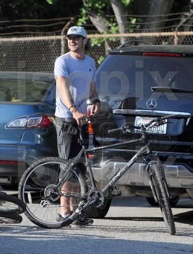 Gerard Butler Bikes with a Buddy - LA, 13 Jun 11 ISOPIXcycling18