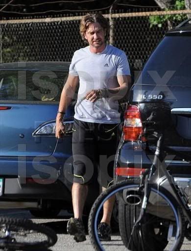 Gerard Butler Bikes with a Buddy - LA, 13 Jun 11 ISOPIXcycling20