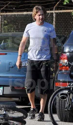 Gerard Butler Bikes with a Buddy - LA, 13 Jun 11 ISOPIXcycling3