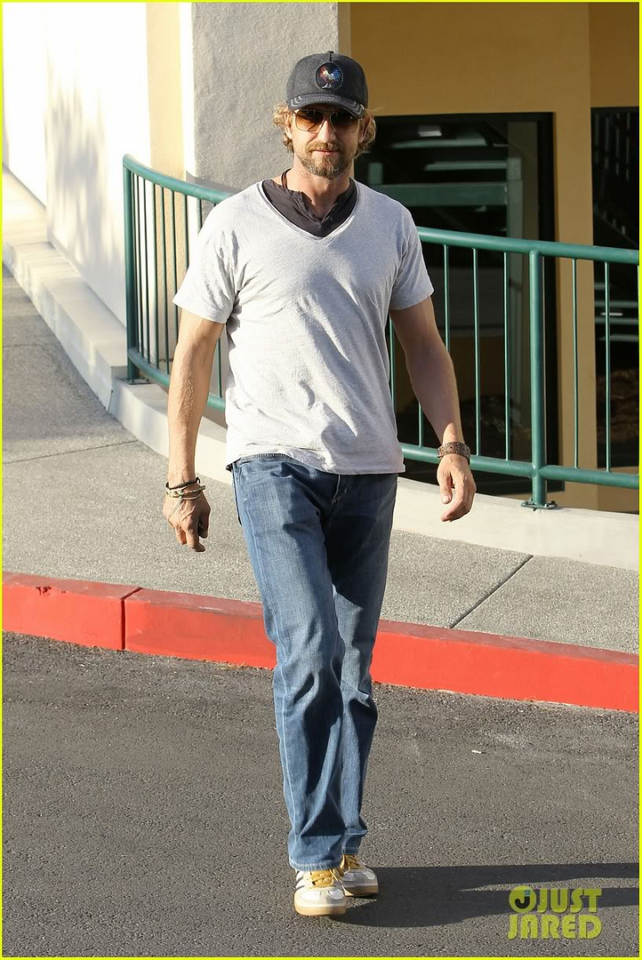 Gerard Butler: Cafe Med Man Gerard-butler-lunch-pal-08