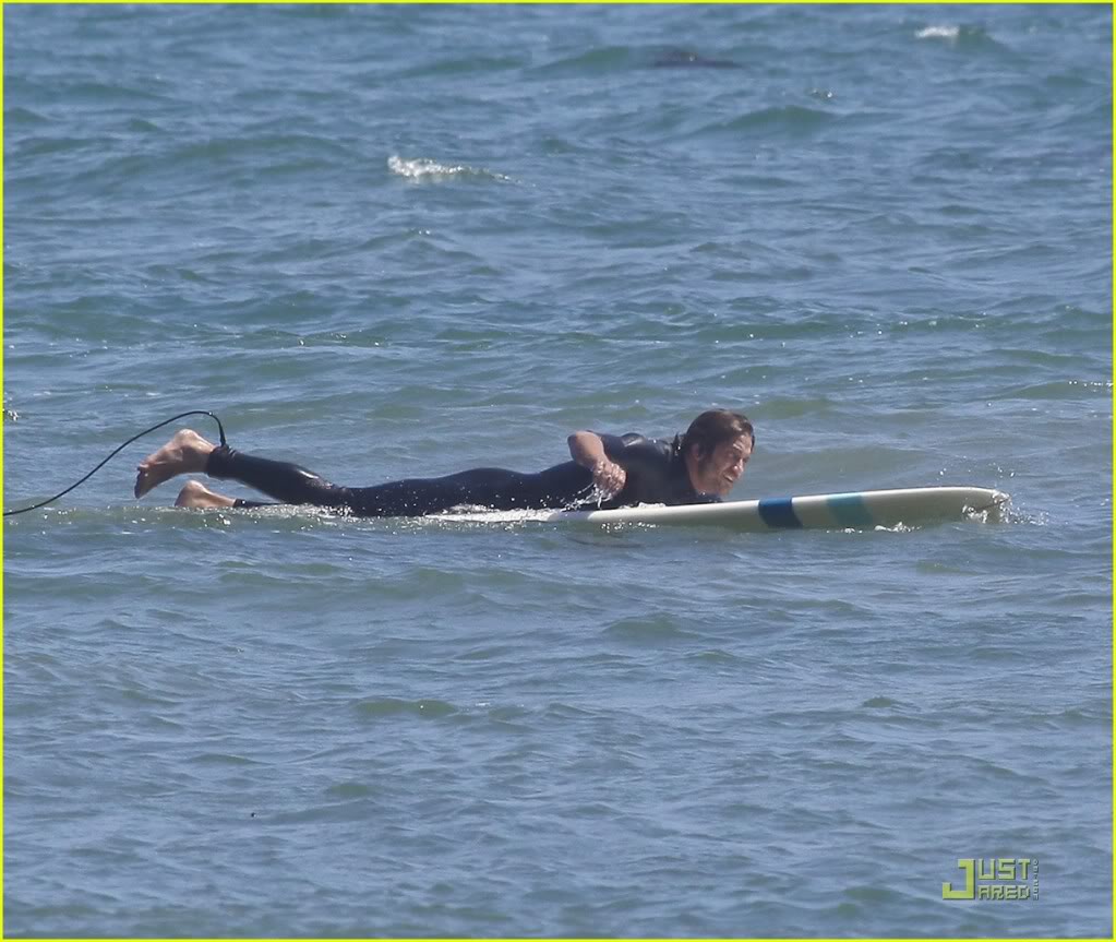 Morning Coffee & Surf - August 14th 2011 Gerard-butler-surf-coffee-41