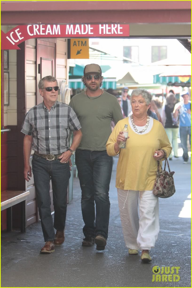 Farmers Market -  20 Mar 12 Gerard-butler-farmers-market-lunch-08