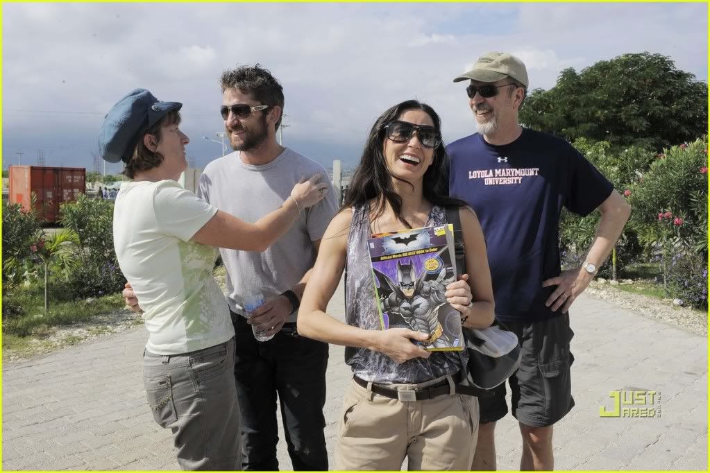 GB in Haiti Gerard-butler-hug-geena-heraty-03