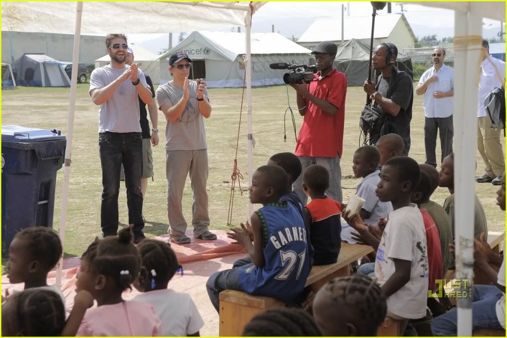 GB in Haiti Gerard-butler-hug-geena-heraty-05