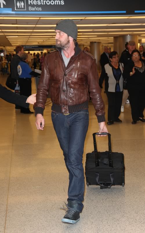 LA to MIAMI 3 Dec 2010 Gerard-butler-120310-2