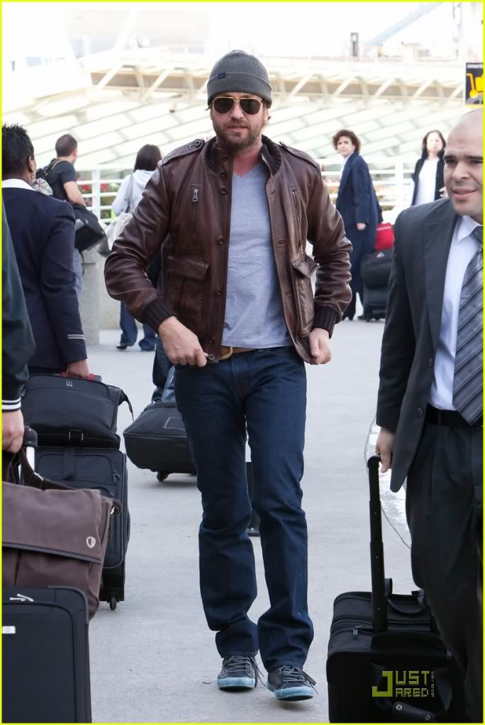 LA to MIAMI 3 Dec 2010 Gerard-butler-thumb-02