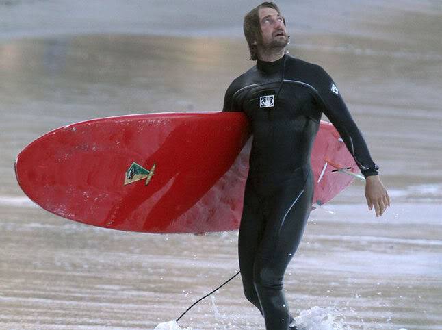 Wetsuitting it Up - 26 Jun 11 Gerard-Butler-e-il-surf_o_gdo