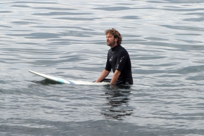 Malibu Surfing Lessons 26 August Gerard-Butler-Surf-Lessons-Ocean-Home-Malibu-CA-08262011-13