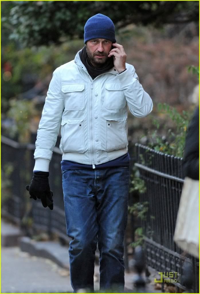 On the Run in NYC - 09 Dec 10 Gerard-butler-on-the-run-ny-04