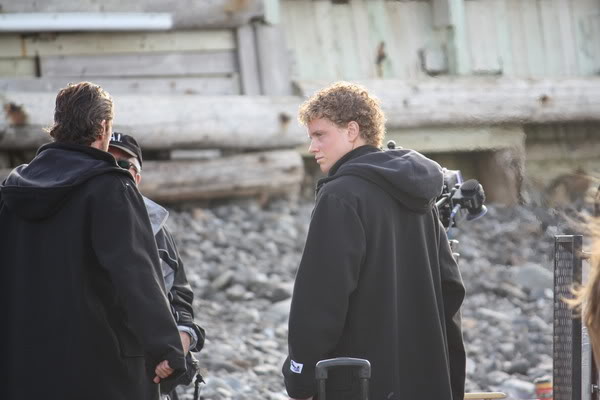 'Chasing Mavericks' Filming October 2011 - Page 2 1f07411a521ddb3dbb65b7eb11204732