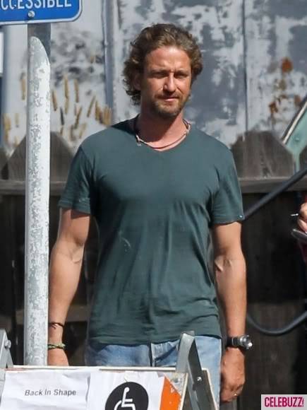 'Chasing Mavericks' Filming October 2011 Gerard-Butler-Grabs-Some-Grub-5-435x580