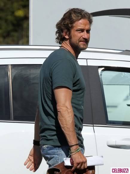 'Chasing Mavericks' Filming October 2011 Gerard-Butler-Grabs-Some-Grub-7-435x580