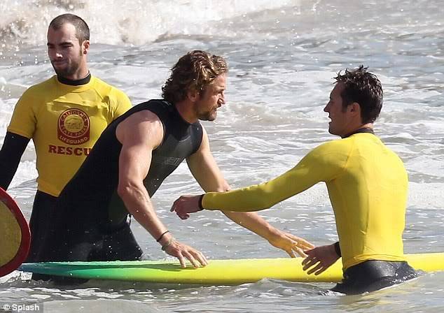 'Chasing Mavericks' Filming October 2011 Article-0-0E6027DA00000578-361_634x448