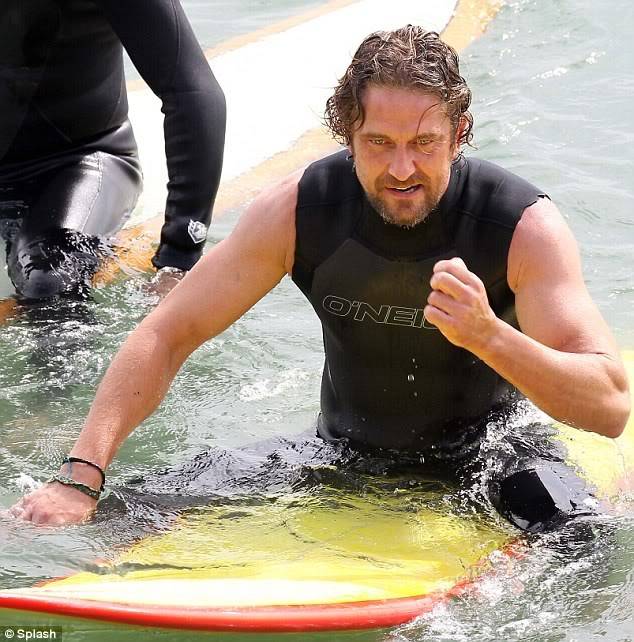 'Chasing Mavericks' Filming October 2011 Article-0-0E606AF700000578-373_634x642