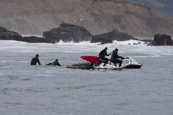 'Chasing Mavericks' Filming October 2011 - Page 3 Butler_paddle15-1