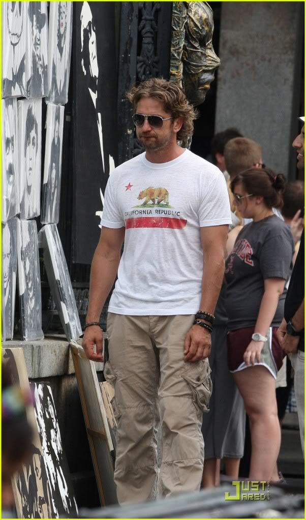 Out And About In Shreveport & New Orleans, Louisanna - Page 5 Gerard-butler-loves-local-art-05