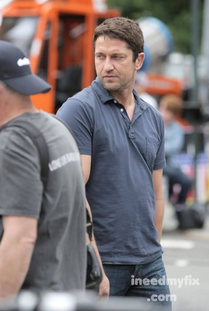 The Bounty Set Pictures - Page 2 Full_gerard_butler_06_wenn24644292