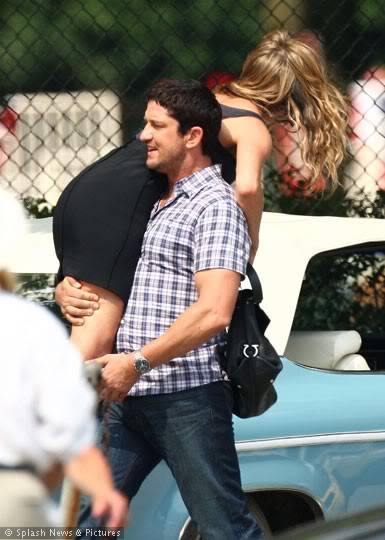 The Bounty Set Pictures - Page 10 Gerard-Butler-and-Jennifer-Anist-4