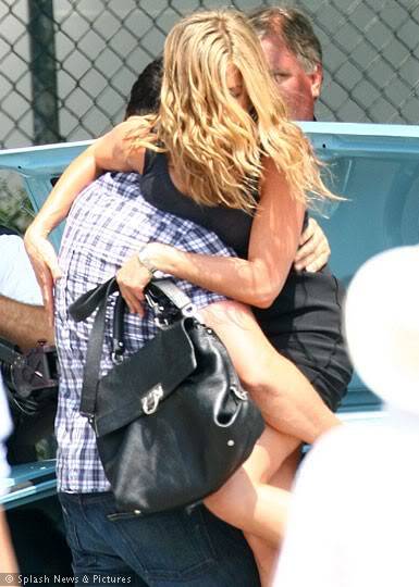 The Bounty Set Pictures - Page 10 Gerard-Butler-and-Jennifer-Aniston-