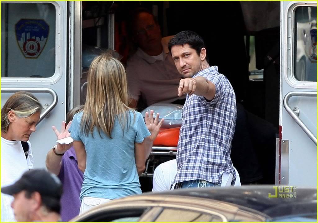 The Bounty Set Pictures - Page 12 Jennifer-aniston-gerard-butler-h-2