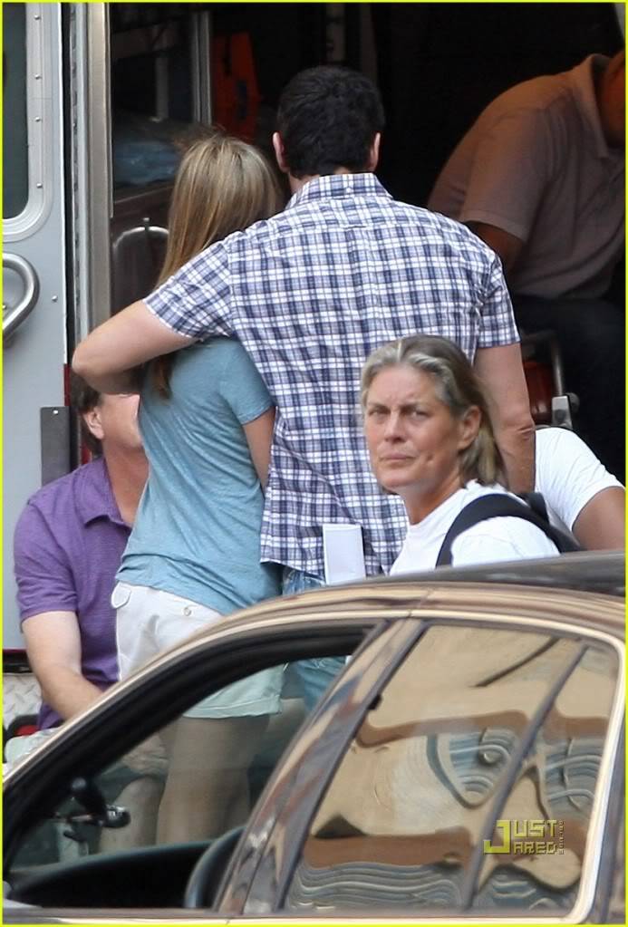 The Bounty Set Pictures - Page 12 Jennifer-aniston-gerard-butler-h-9