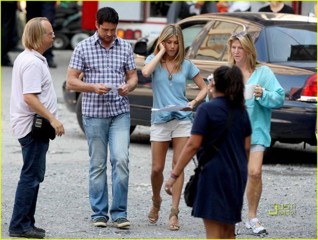 The Bounty Set Pictures - Page 12 Jennifer-aniston-gerard-butler-hug-