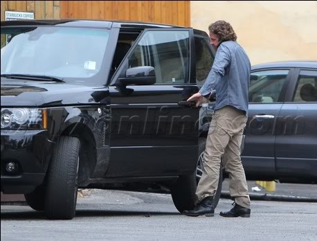 Gerard Butler Grabs Java At Starbucks - Tuesday, May 1 Capture16