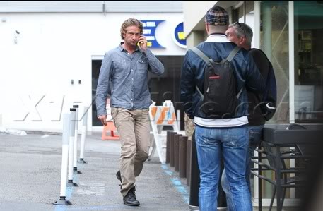 Gerard Butler Grabs Java At Starbucks - Tuesday, May 1 Capture5