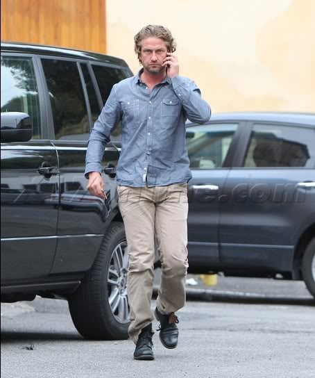 Gerard Butler Grabs Java At Starbucks - Tuesday, May 1 Capture9