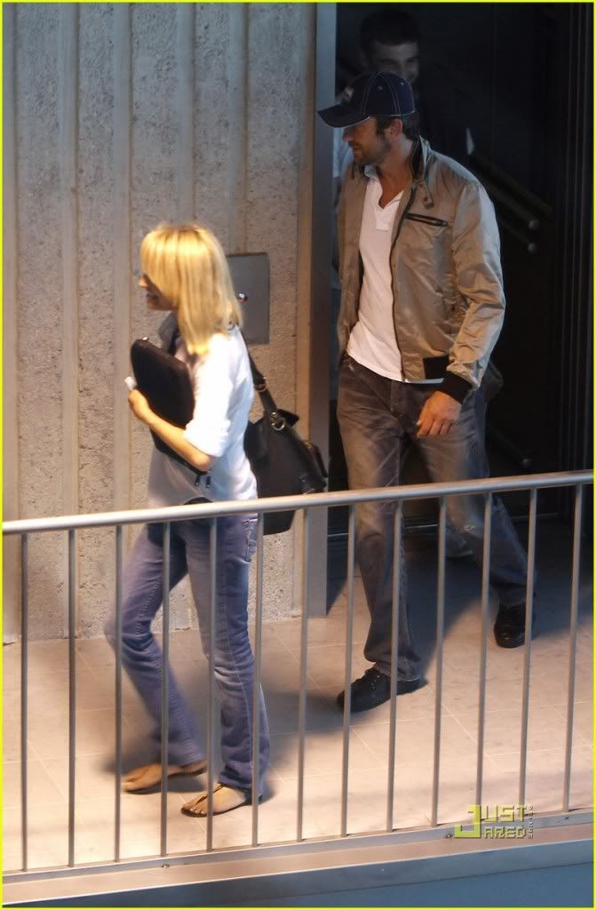 Gerard Butler is a NICE man Gerard-butler-nice-airport-05