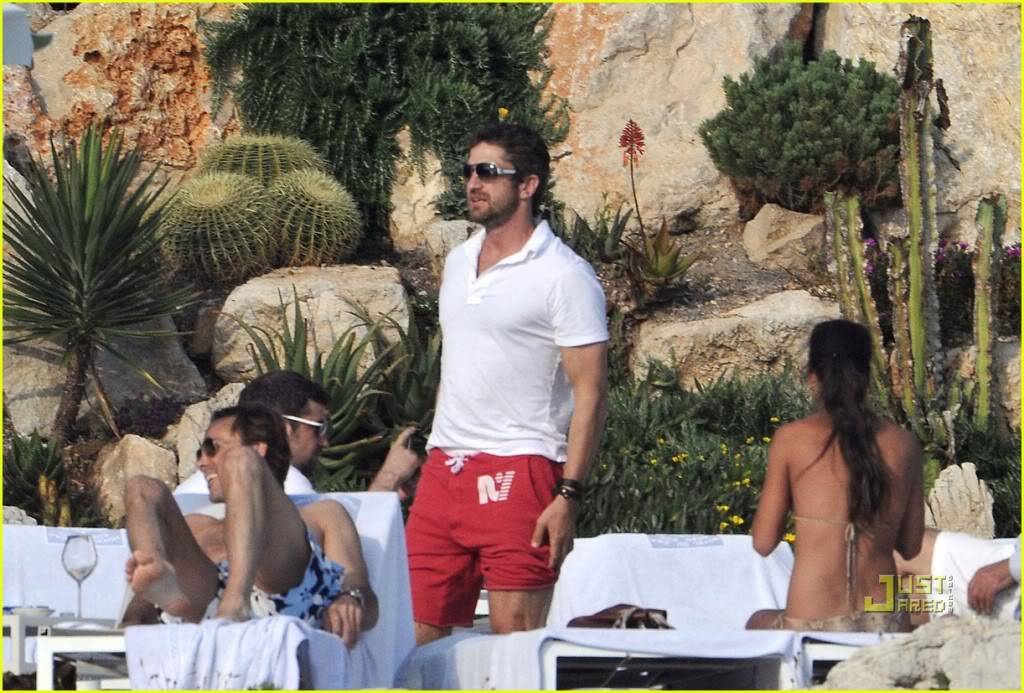 Gerard Butler: Pool Boy - Cap d’Antibes, France (May 23, 2010) Gerard-butler-pool-02