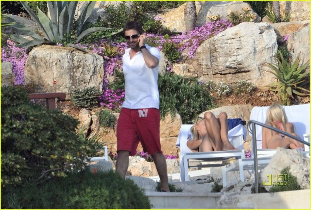 Gerard Butler: Pool Boy - Cap d’Antibes, France (May 23, 2010) Gerard-butler-pool-04