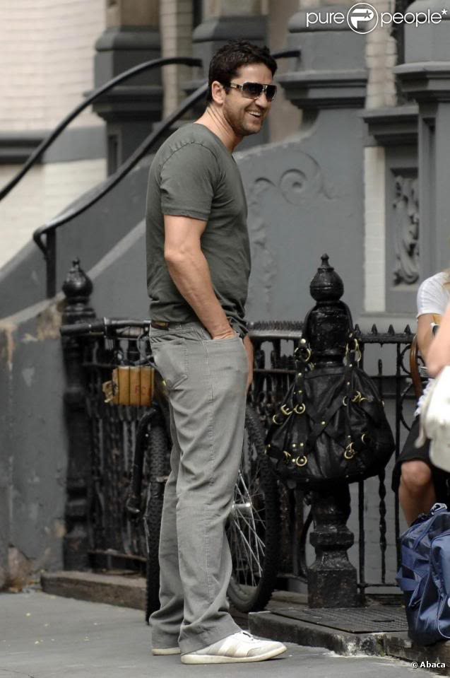 Gerry in West Village, NYC - 24 Jul 2009 255268-gerard-butler-dejeune-a-new-