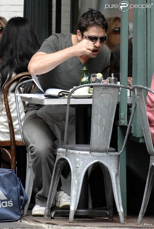 Gerry in West Village, NYC - 24 Jul 2009 255270-gerard-butler-dejeune-a-new-