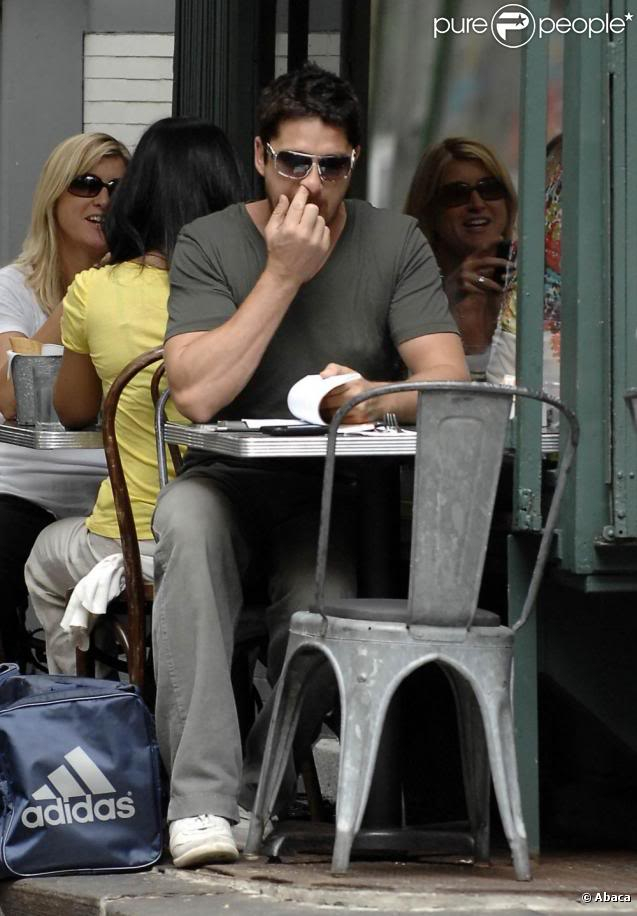 Gerry in West Village, NYC - 24 Jul 2009 255271-gerard-butler-dejeune-a-new-