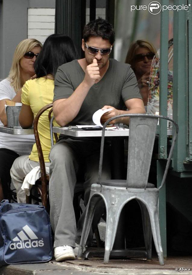 Gerry in West Village, NYC - 24 Jul 2009 255272-gerard-butler-dejeune-a-new-