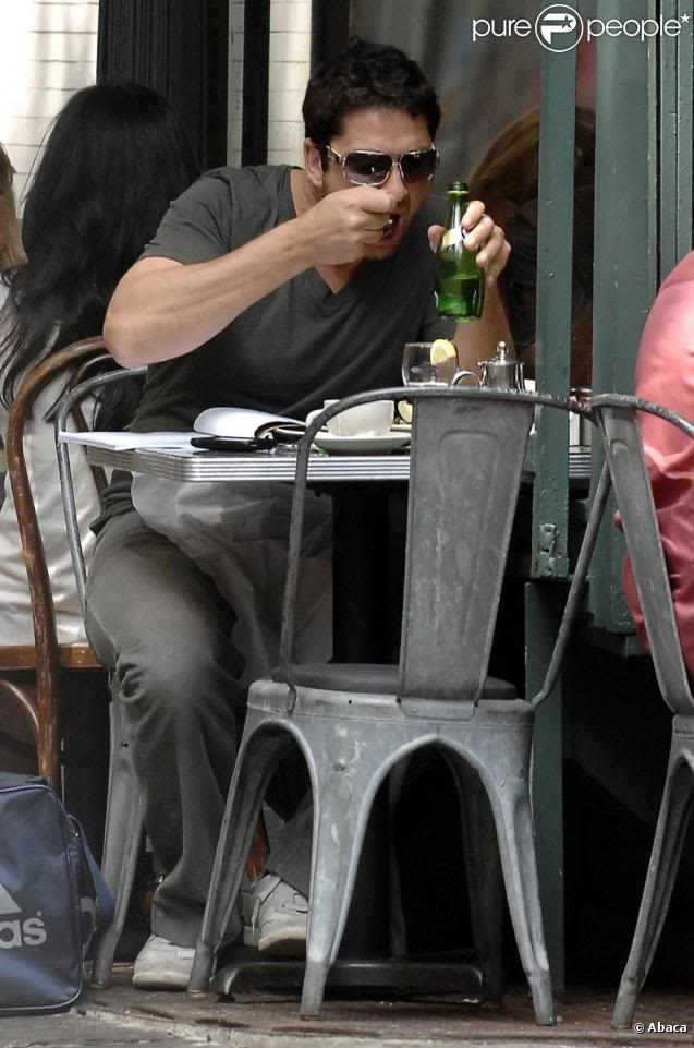 Gerry in West Village, NYC - 24 Jul 2009 255273-gerard-butler-dejeune-a-new-