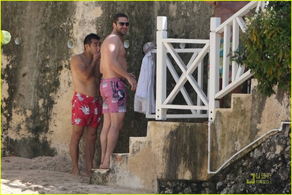 Gerry in Barbados - Jan. 3, 2010 Gerard-butler-shirtless-barbados-11