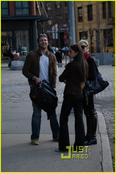 Gerard Butler Spotted in NYC (09 Apr 09) Gerard-butler-nyc-neat-01