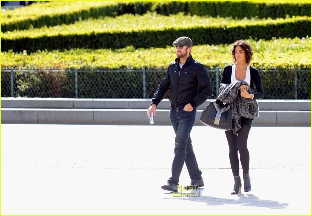 Gerry in Paris with Laurie Cholewa Gerard-butler-laurie-cholewa-dat-13