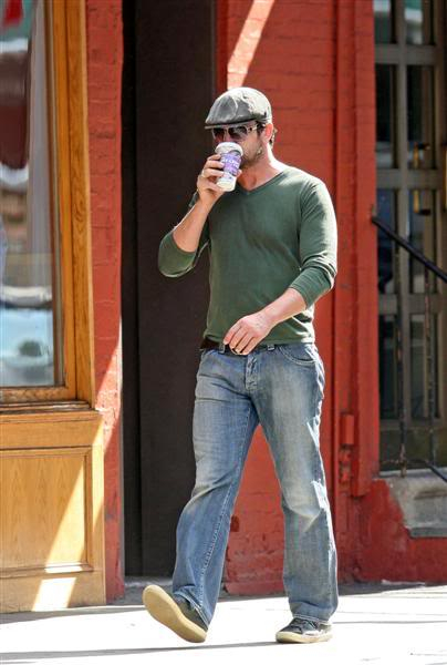 Gerard Butler seen strolling through SoHo - 15 Sep 09 90915x3_butler_b-gr_02