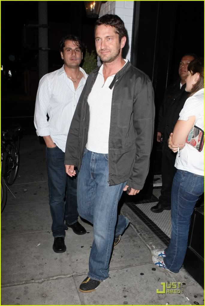 Gerry at the Village Idiot restaurant, Hollywood (20 May 2009) Gerard-butler-visits-village-idi-10