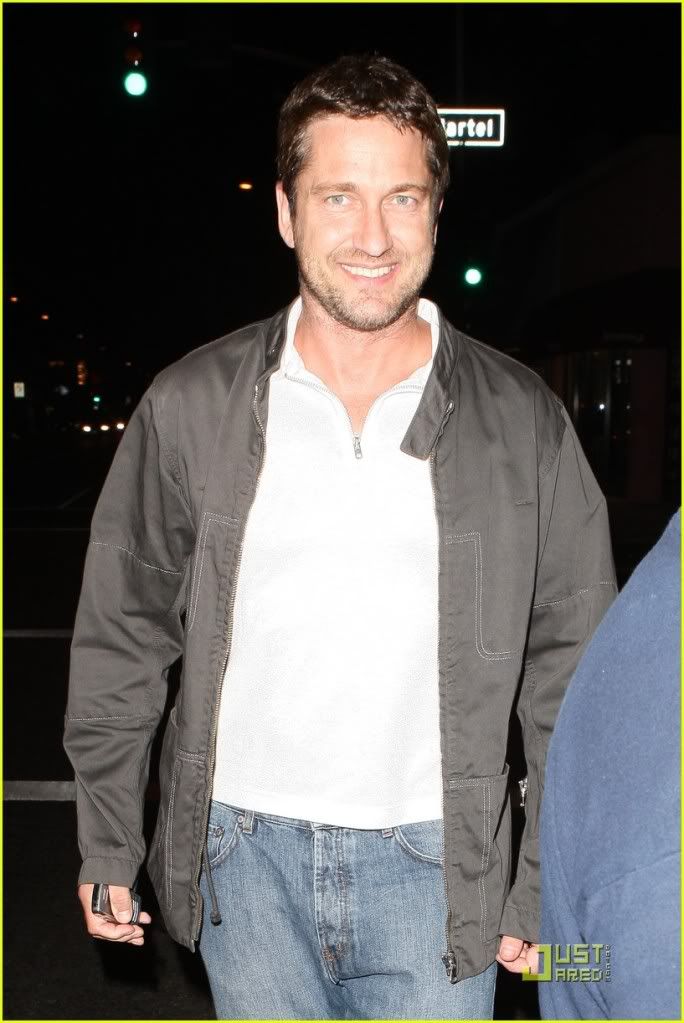 Gerry at the Village Idiot restaurant, Hollywood (20 May 2009) Gerard-butler-visits-village-idi-11