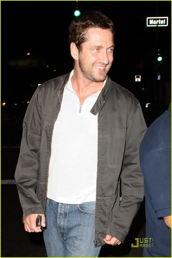 Gerry at the Village Idiot restaurant, Hollywood (20 May 2009) Gerard-butler-visits-village-idi-7