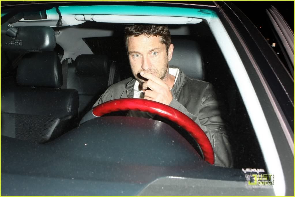 Gerry at the Village Idiot restaurant, Hollywood (20 May 2009) Gerard-butler-visits-village-idi-8