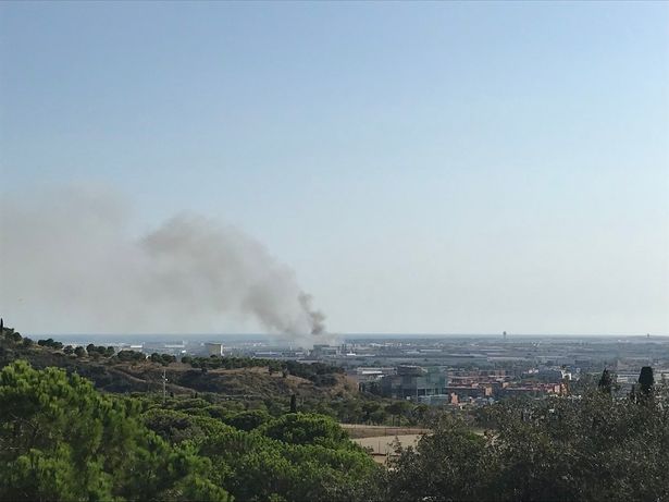 Ardió Paris - Página 13 Huge-fire-near-Barcelona-airport